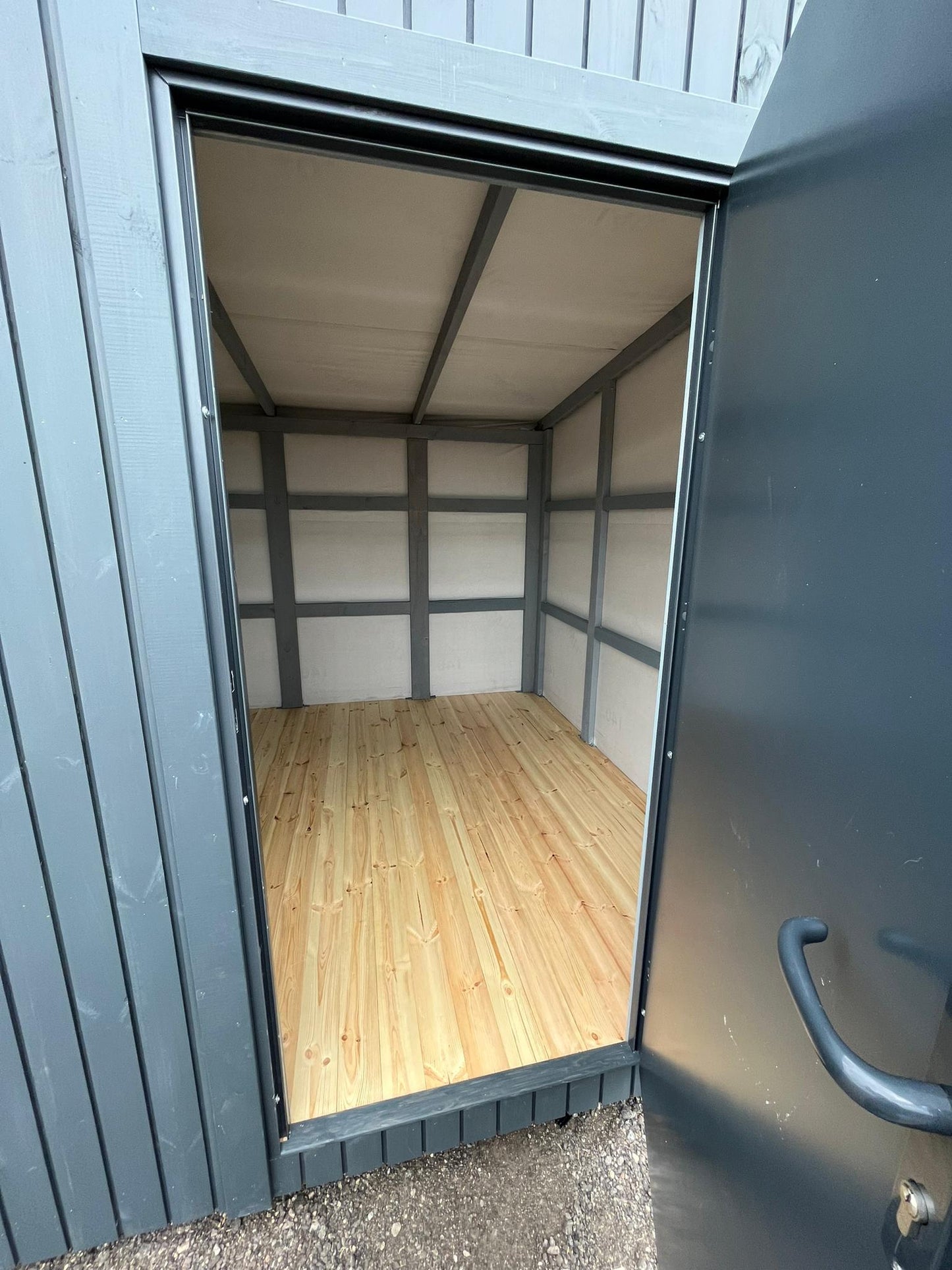 Sandeliukas 3x3 su įleistu stogu