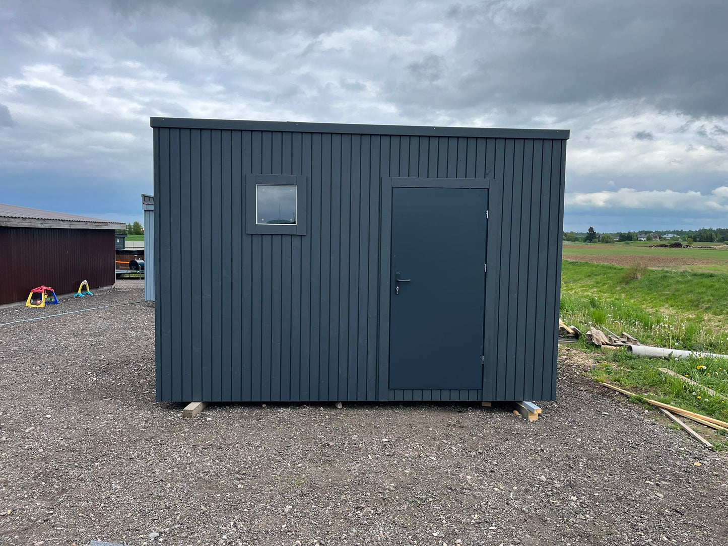 Sandeliukas 3x3 su įleistu stogu